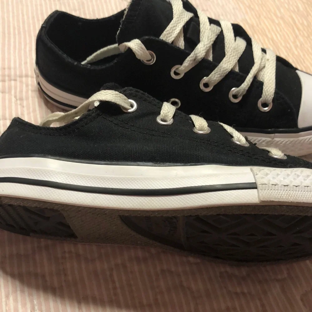 Converse girls sneakers black and white size 1 GUC